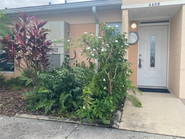 Welcome to this charming 1-bedroom, 1-bath villa located in the desirable Lakeshore Club community, offering resort-style amenities and a relaxed Florida lifestyle.