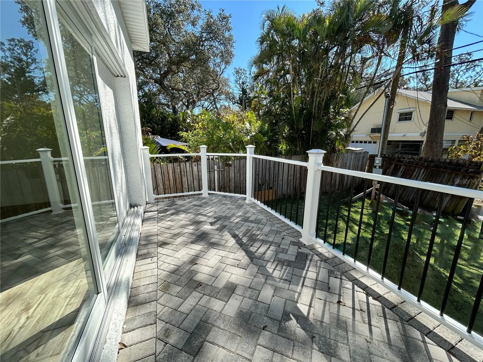 Paver Patio w/Railing