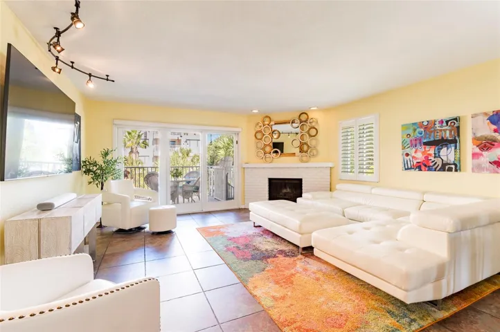 LIVING ROOM/FIREPLACE