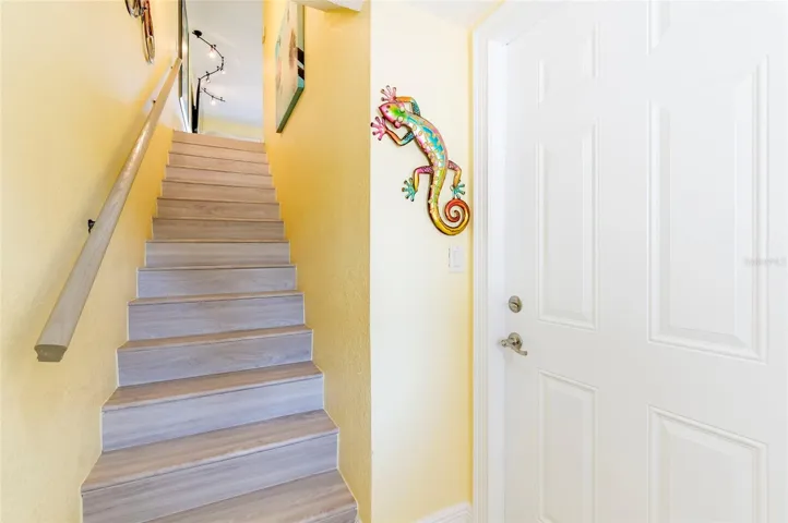 FOYER/GARAGE DOOR