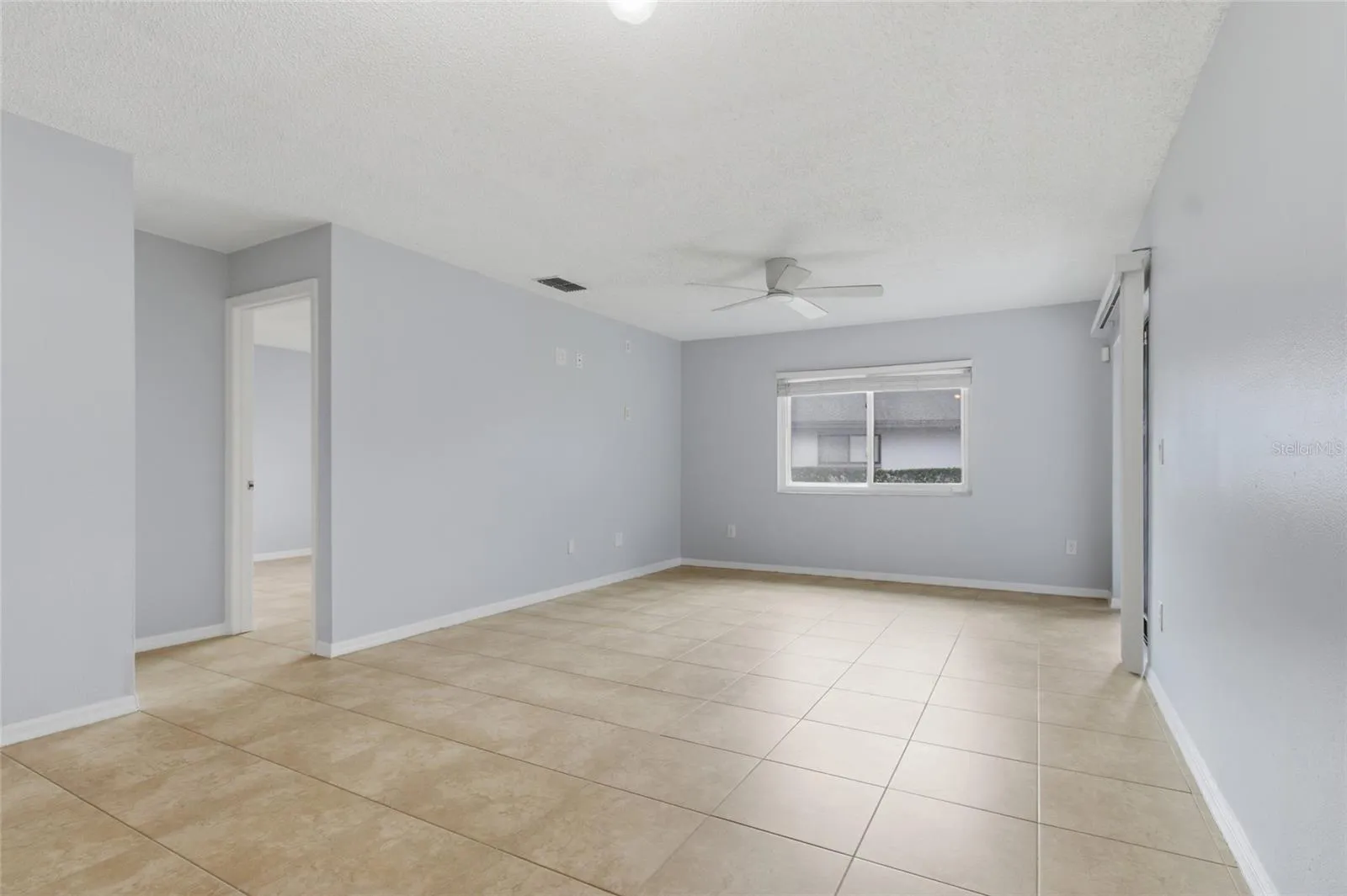 Living Room dining rm combo w/sliders to lanai