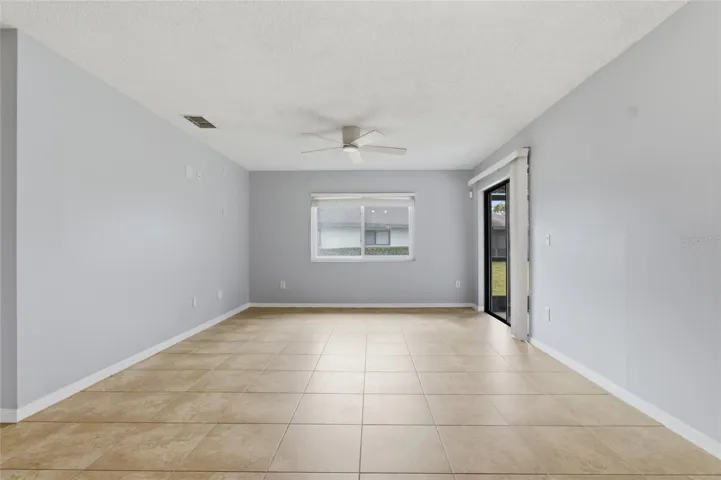 Living room looking intoo kitchen &amp; breakfast bar