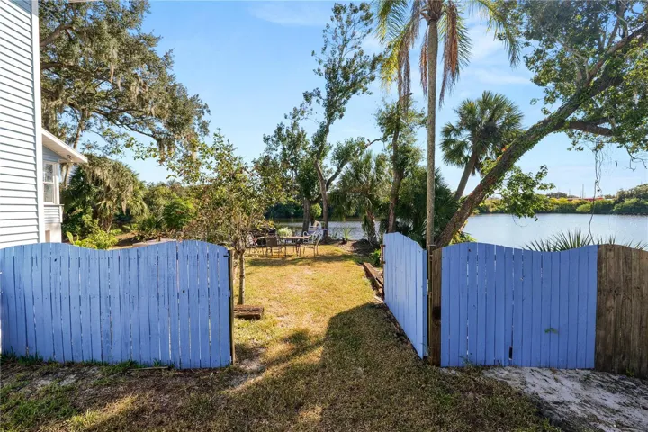 Right Side Gate to Back Yard