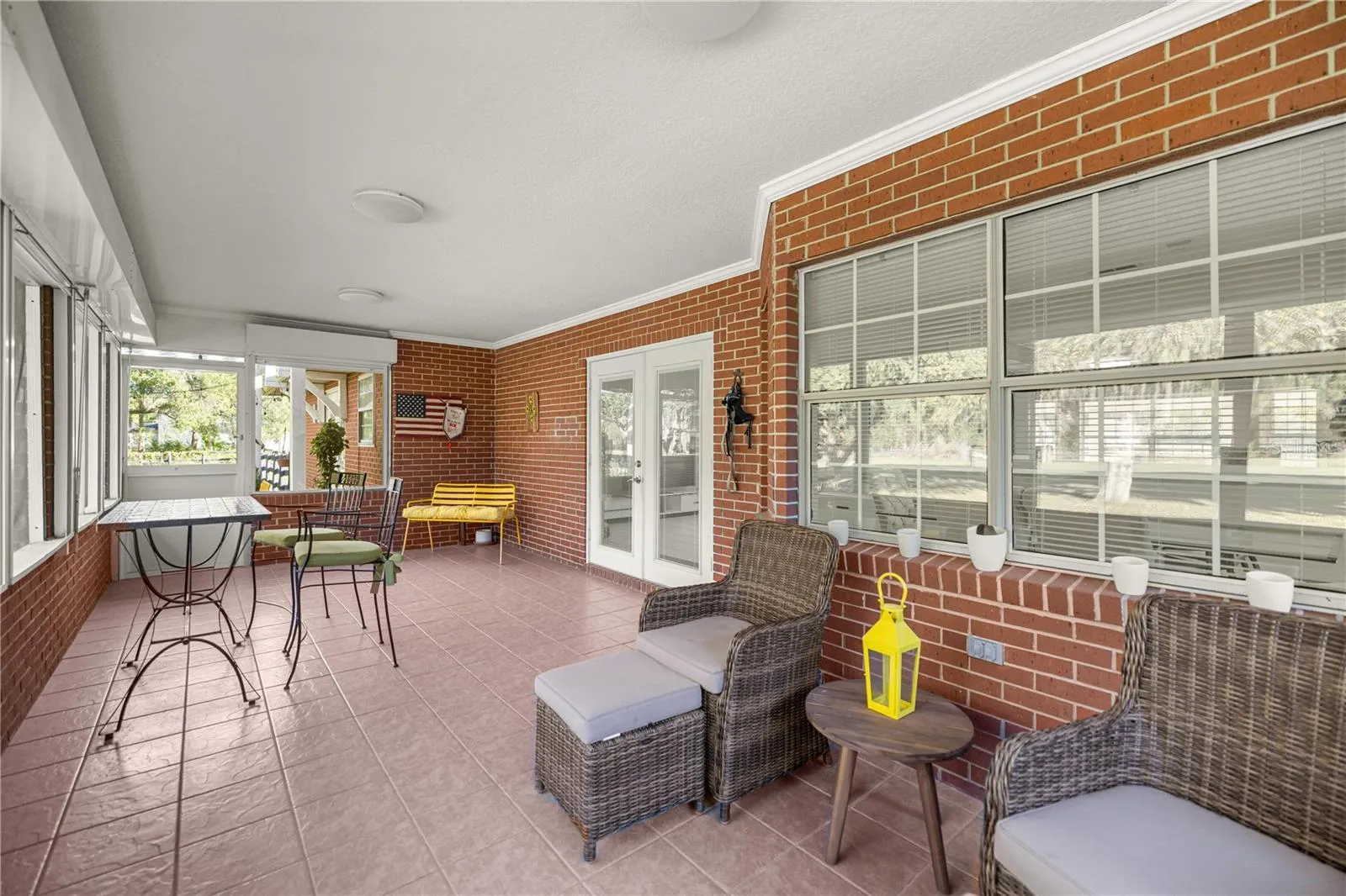 SCREENED REAR PORCH