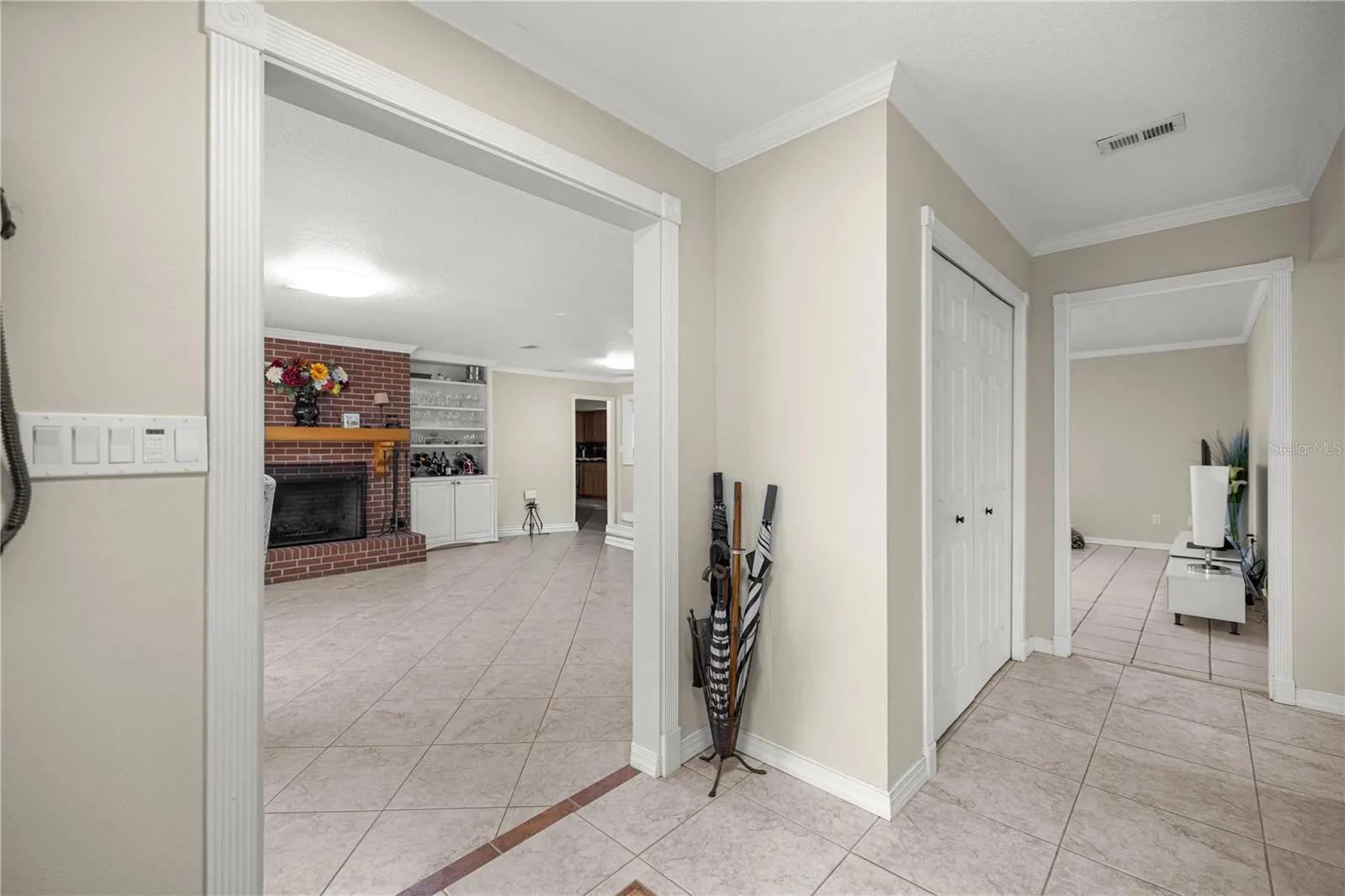 ENTRANCE / FOYER