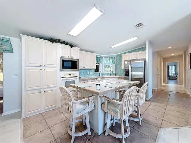 Kitchen with Island cooktop