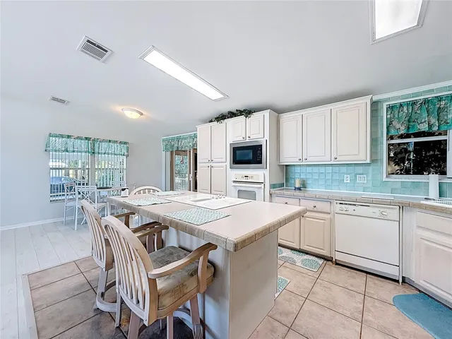 Kitchen with Island cooktop