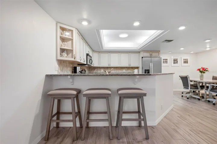 Breakfast bar, kitchen, dinette
