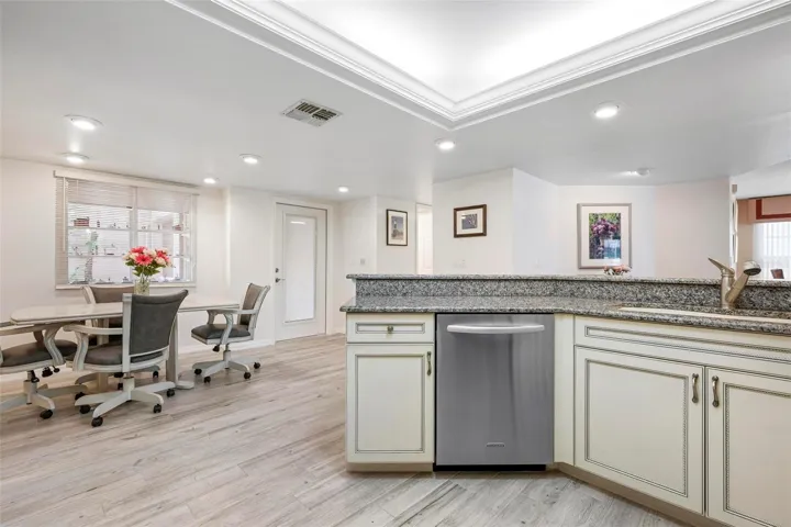 Kitchen, dinette, entry