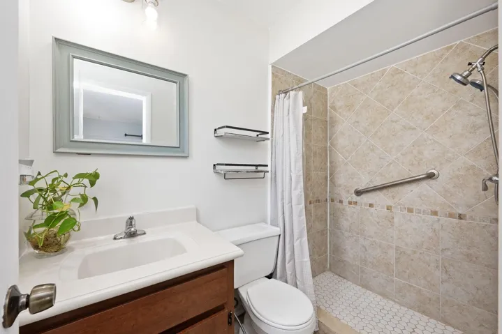 Primary en-suite bath.