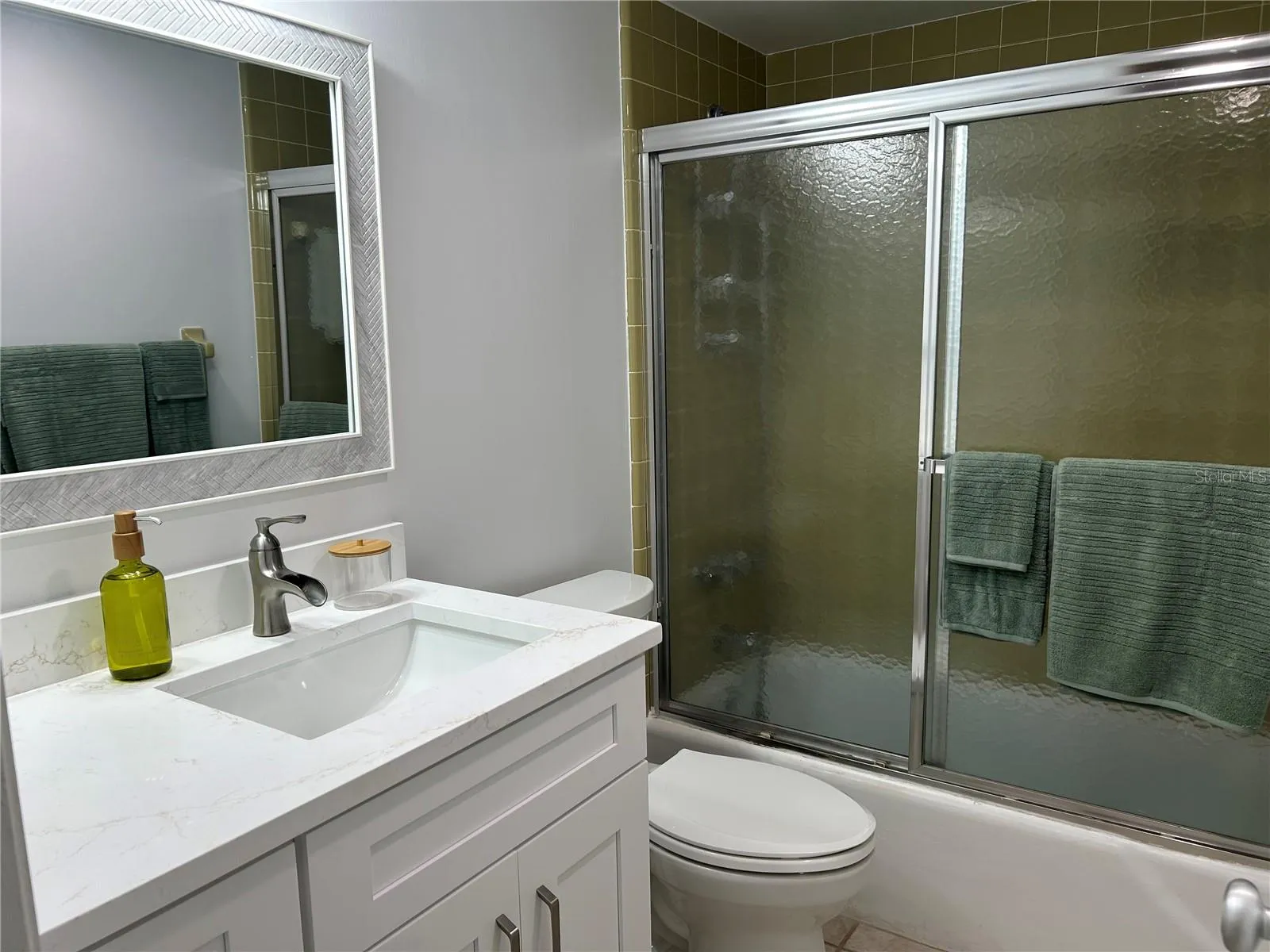 Remodeled full bath w/tub.