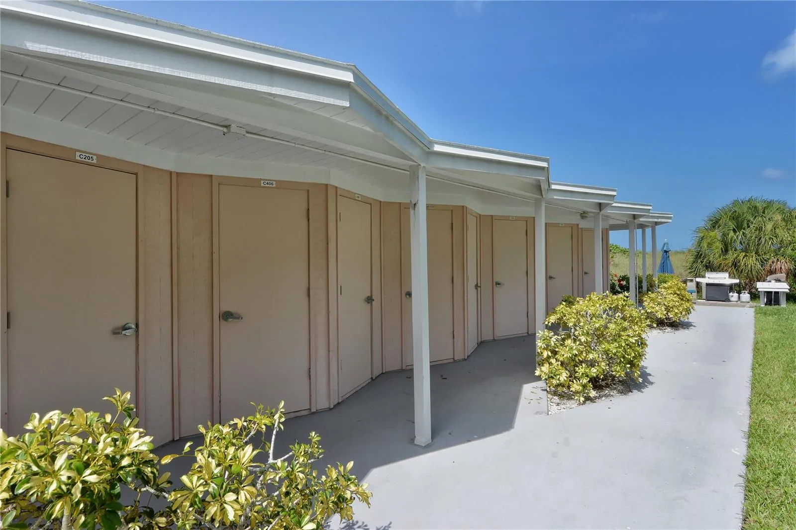 Gulf side, private individual cabanas!