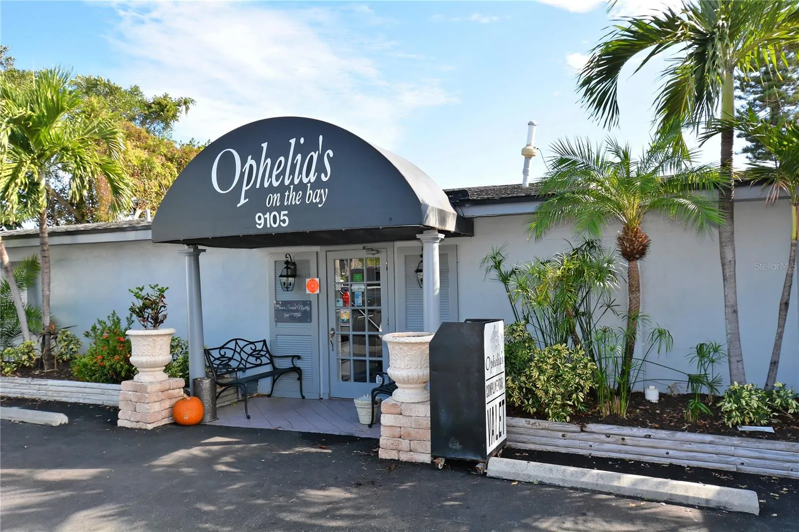 Minutes to nearby amenities...