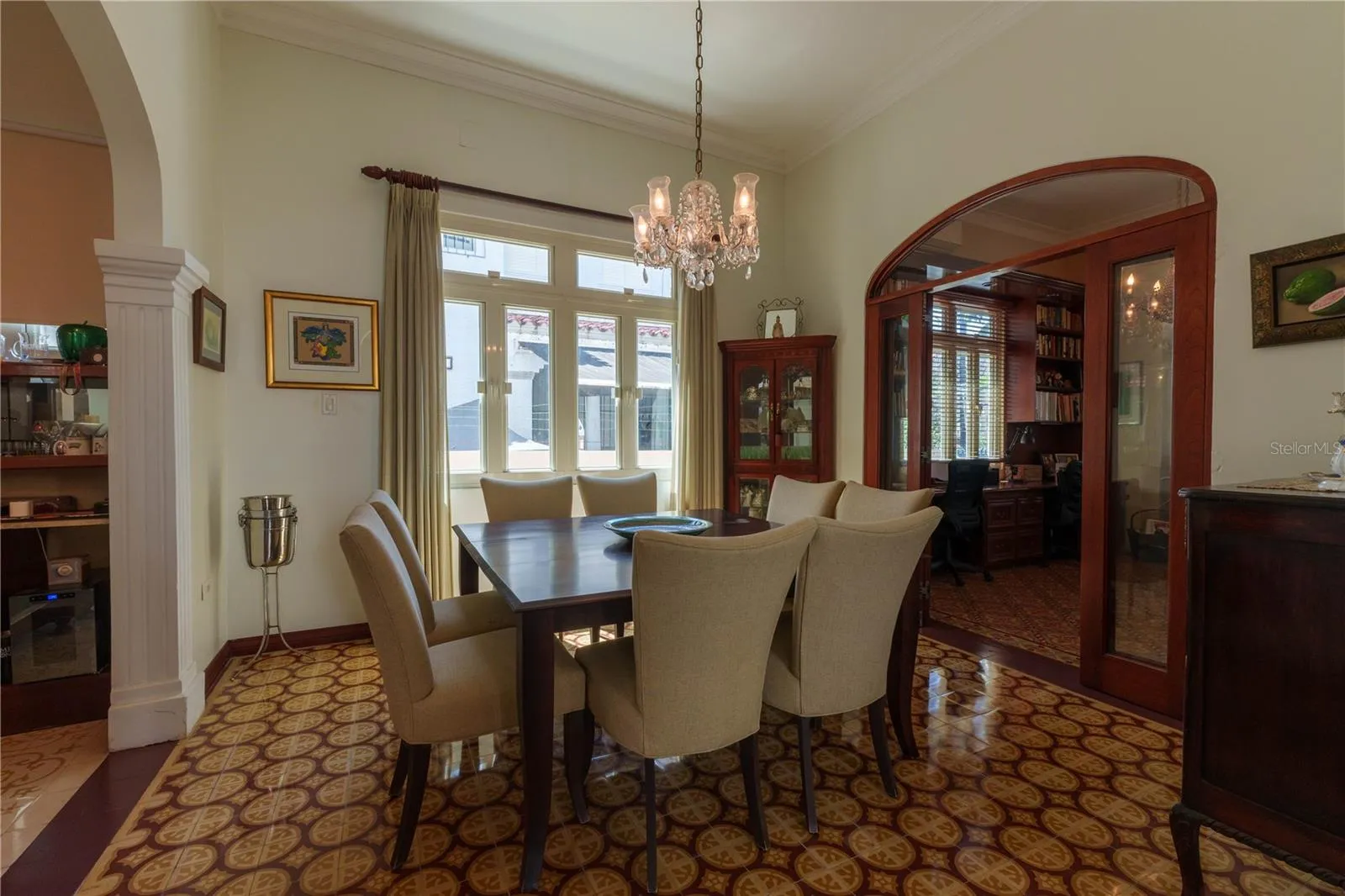 Comedor, acceso a Biblioteca privada