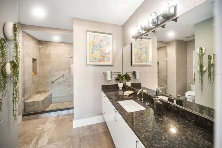 Guest bathroom 1