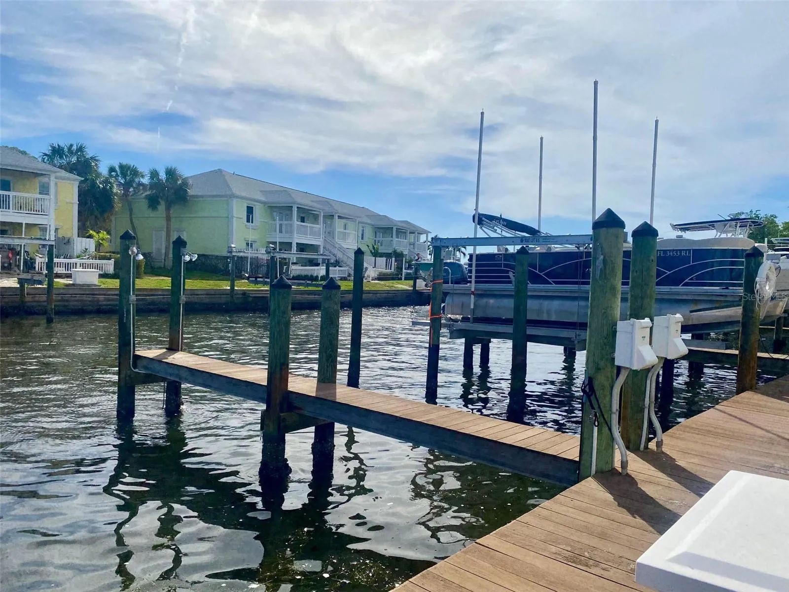 Can accommodate up to a 30' boat