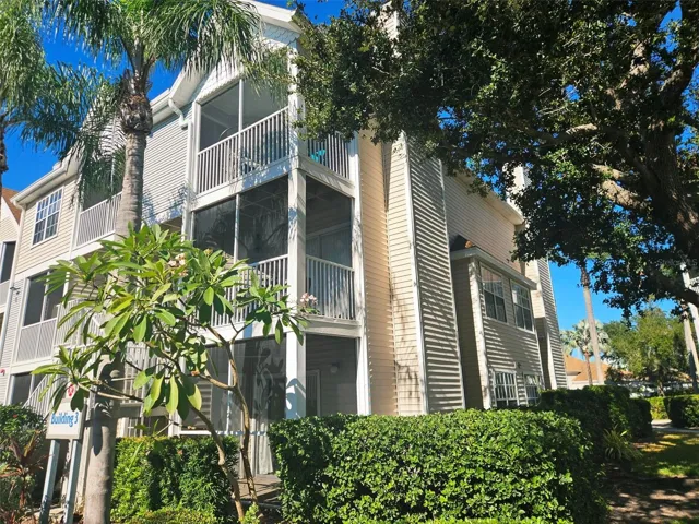 Corner unit, bonus window and close to the Hudson Bayou.