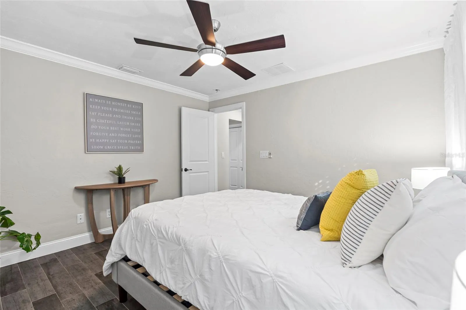 Guest room 1 with Queen sized bed for scale