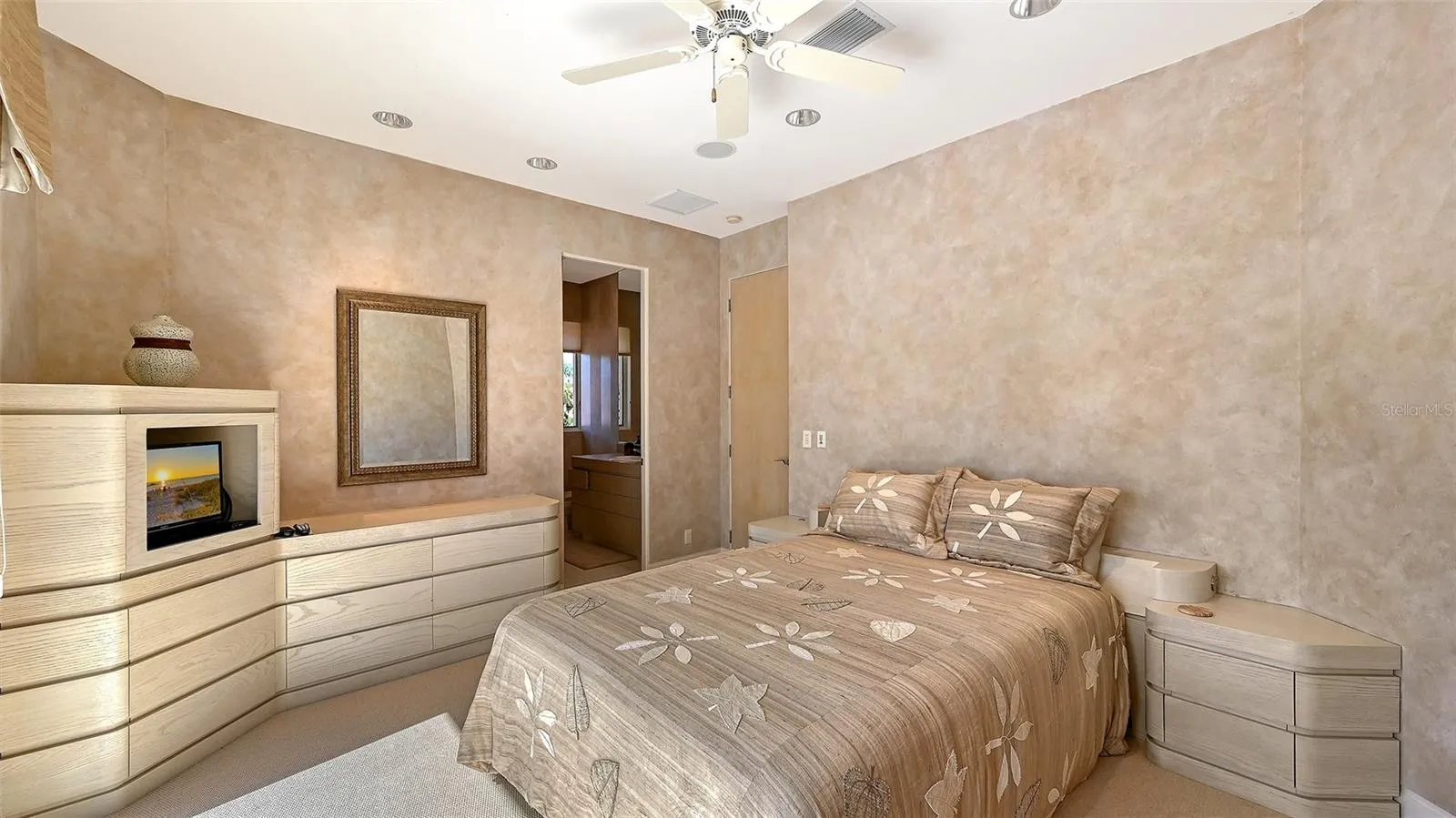 Circular stairs to up stairs 2 bedrooms