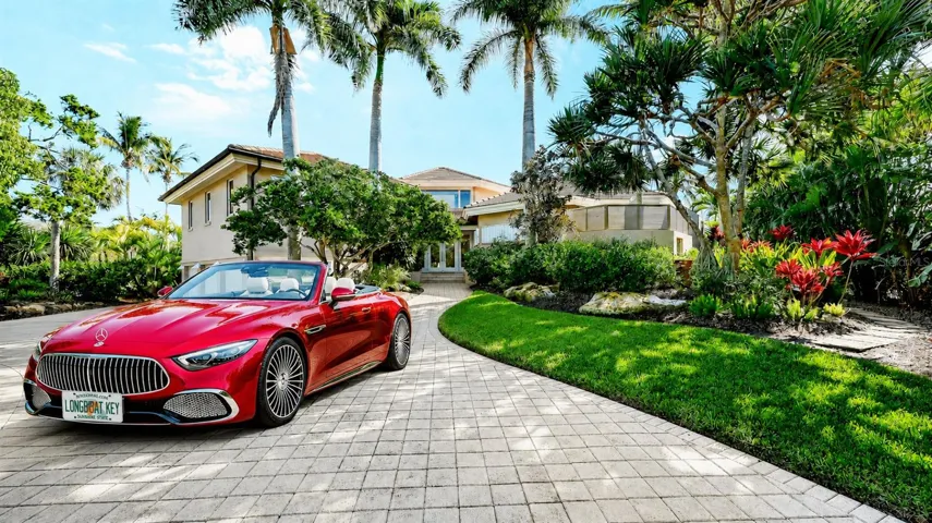 Front driveway with Mercedes-Maybach