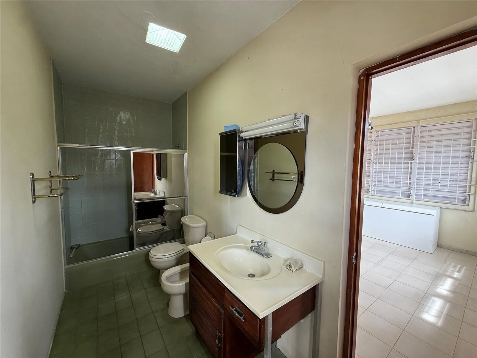 A Jack & Jill Bathroom for the Second and Third Bedrooms A Jack & Jill Bathroom for the Second and Third Bedrooms