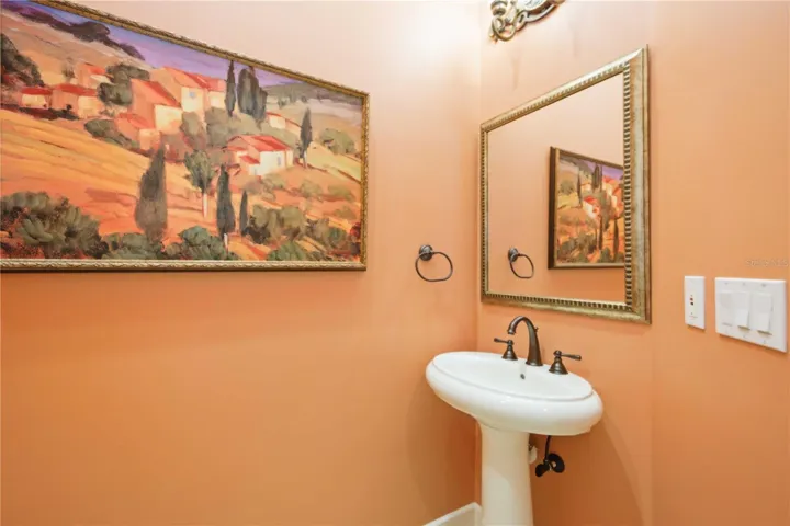 Guest 1/2 bath 1st Flr