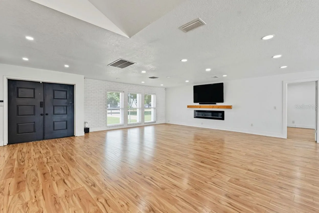Open floor plan, great for entertaining