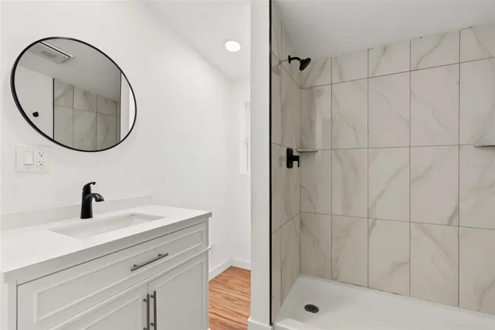 Full bath in the mother-law