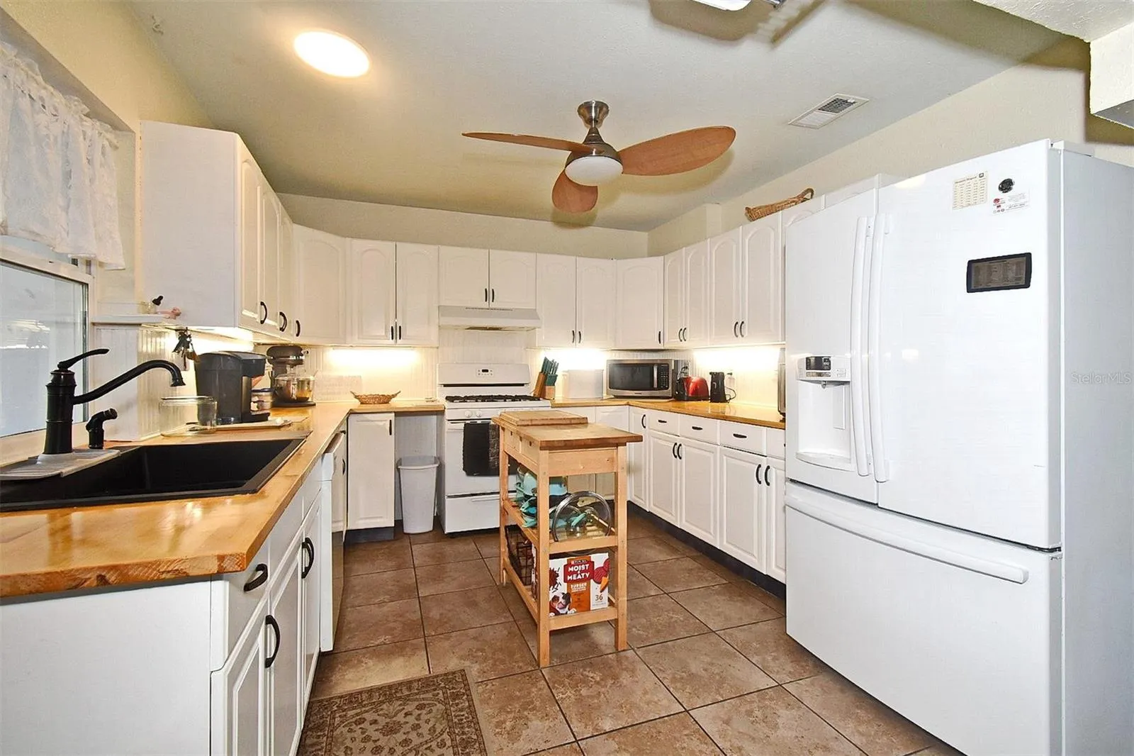 31 Chip Ct. Light and bright kitchen with ceiling fan.