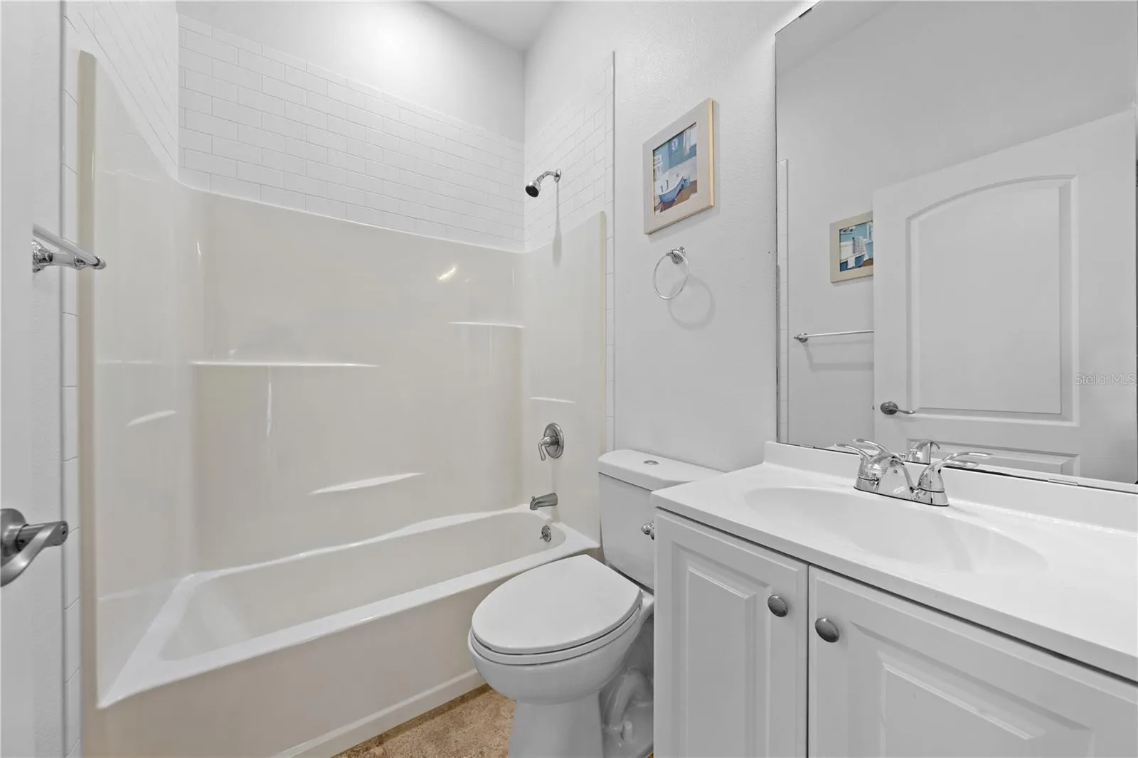 Guest bathroom between bedrooms 4 and 5
