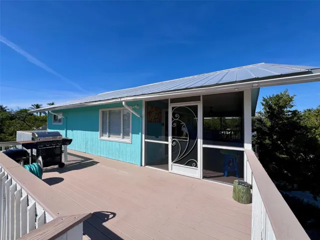 Upper deck with grilling area