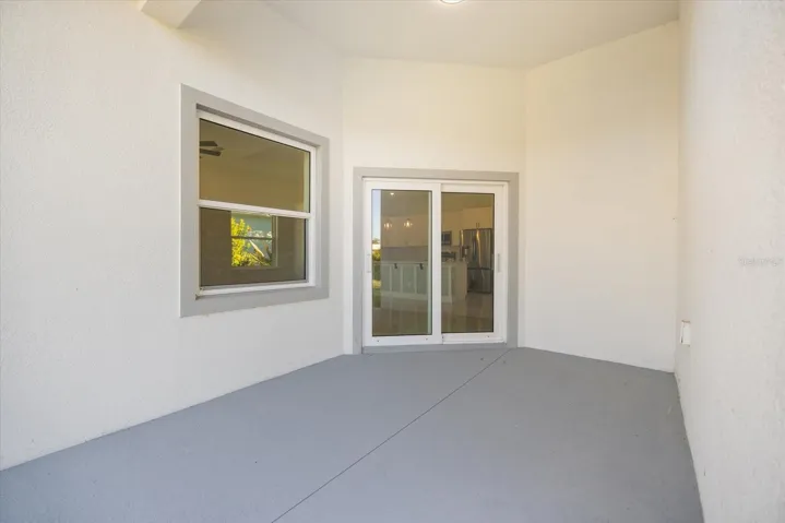 Covered lanai, perfect for dining outdoors