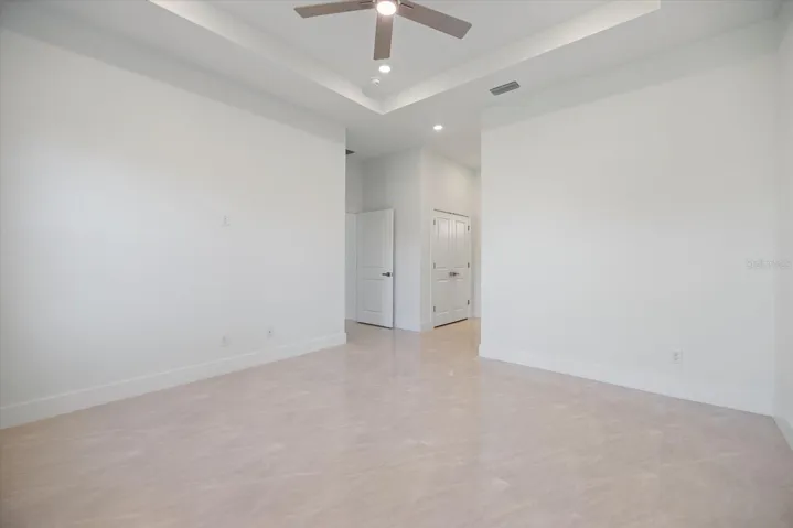 Spacious Master Bedroom 14 x14 Tray ceiling, en suite