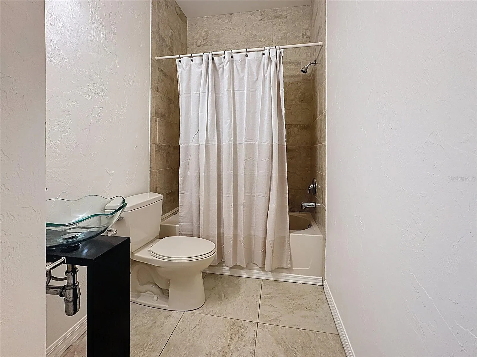 Full Bath w/ Tile Bath/Shower