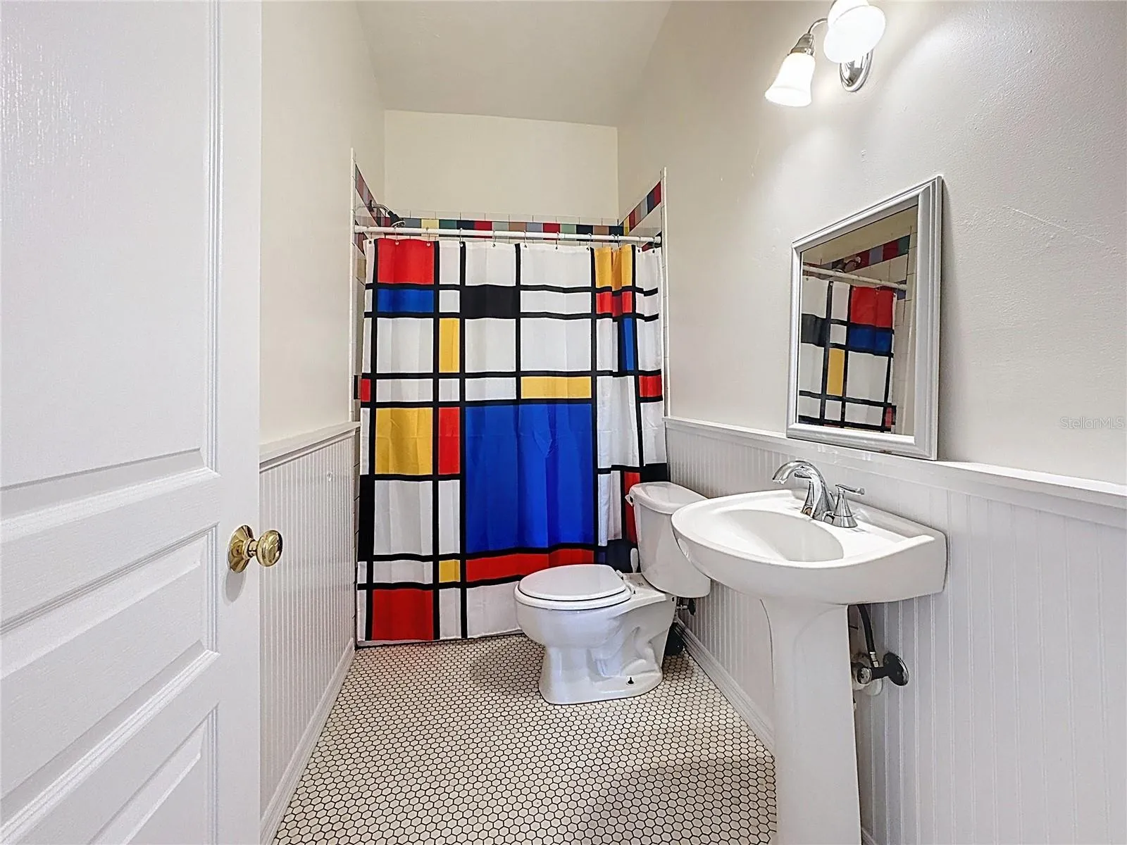 Full Bath w/ tile Tub/Shower