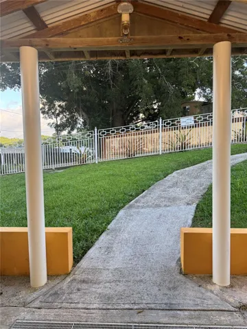 patio terreno hacia entrada portón