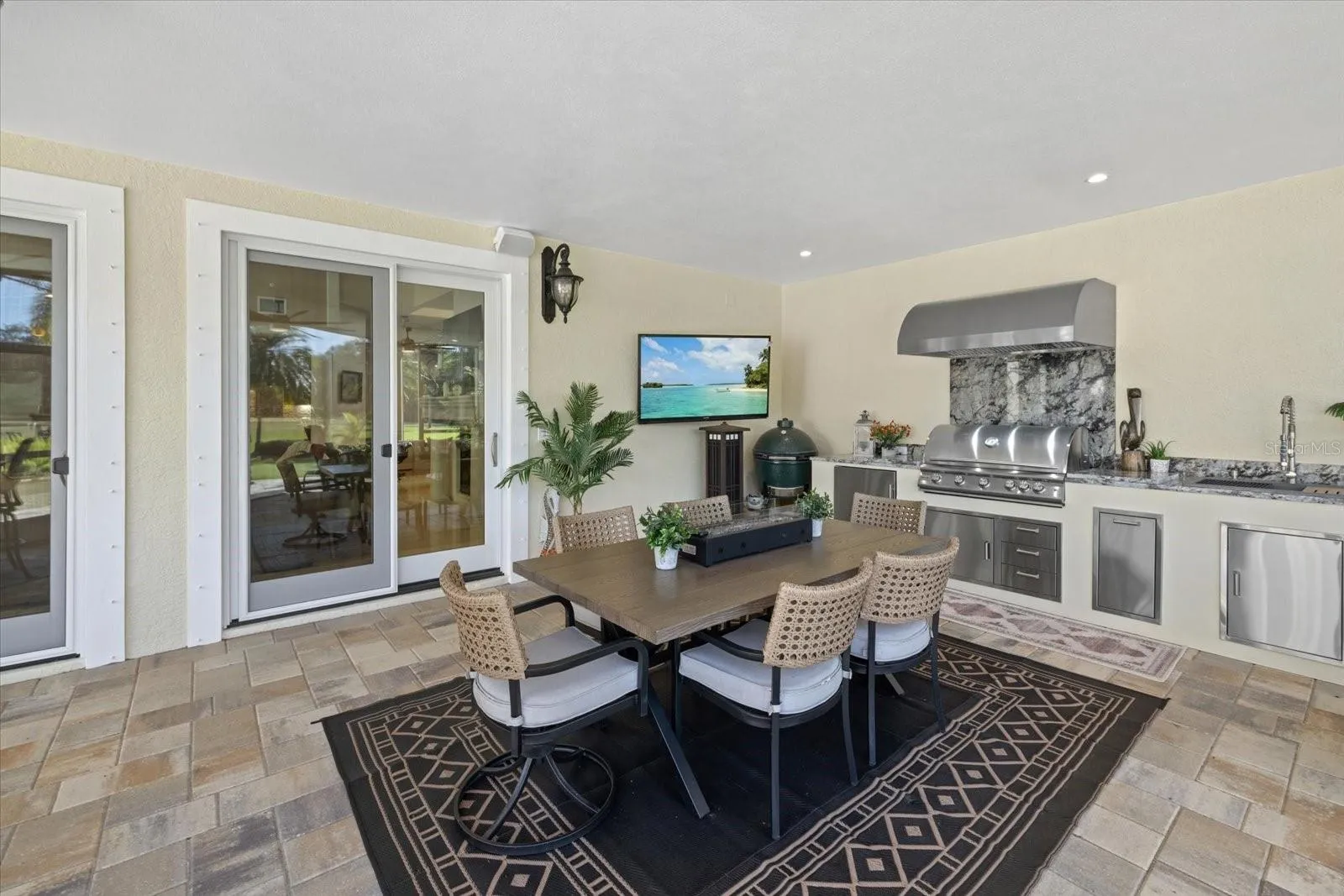 Outdoor Kitchen with Brand New Barbeque