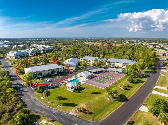 What a great setting this condo has, very quiet and yet close to everything!