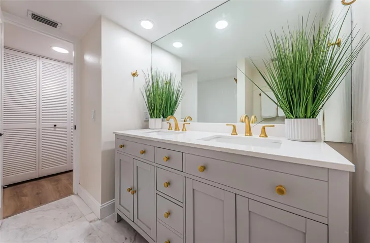 Master Bedroom Bathroom