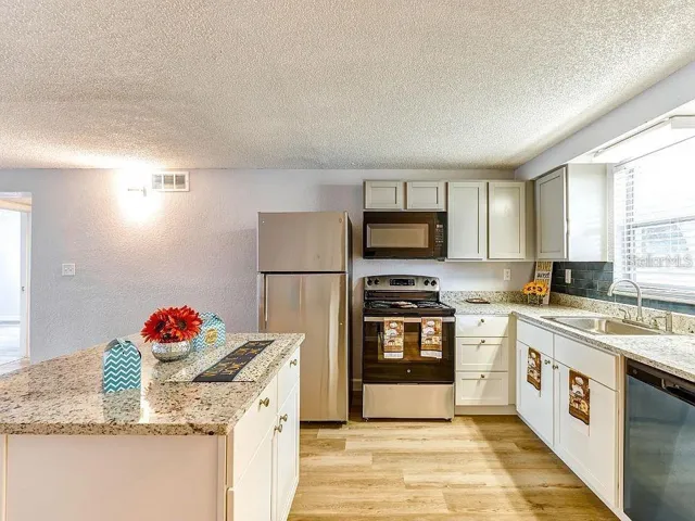 Kitchen w/ Island & Seating
