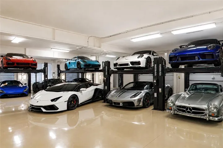 garage virtually staged