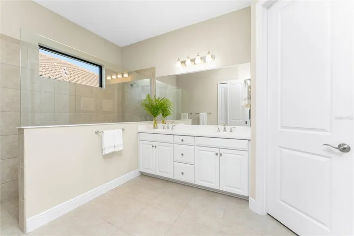 Primary Bedroom w/ en Suite Bathroom