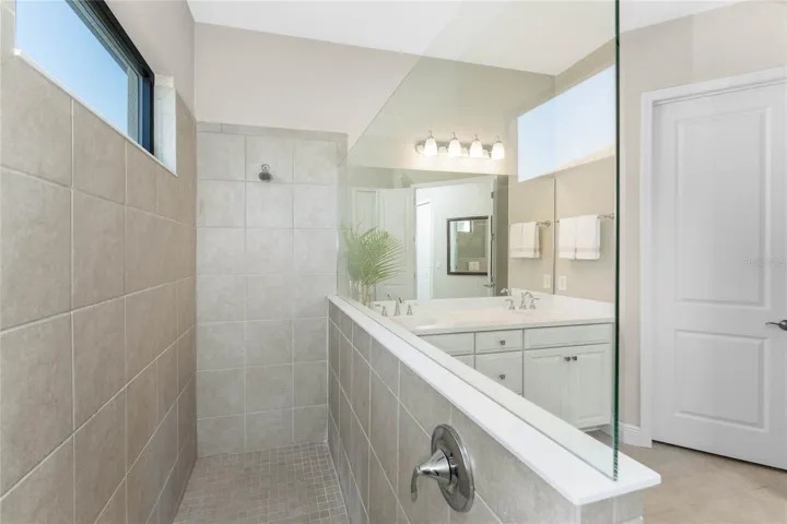 Primary Bedroom w/ en Suite Bathroom