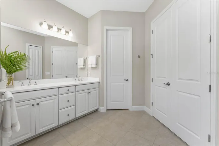 Primary Bedroom w/ en Suite Bathroom