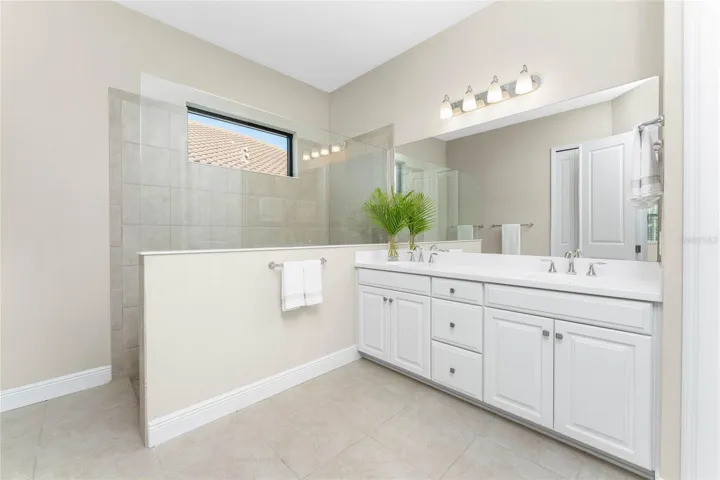 Primary Bedroom w/ en Suite Bathroom