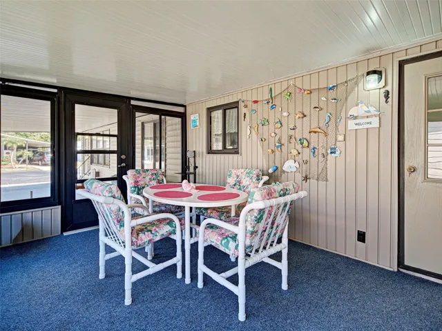 LIGHT & SPACIOUS LANAI.