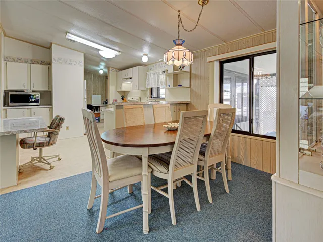 DINING AREA. GREAT NATURAL LIGHT