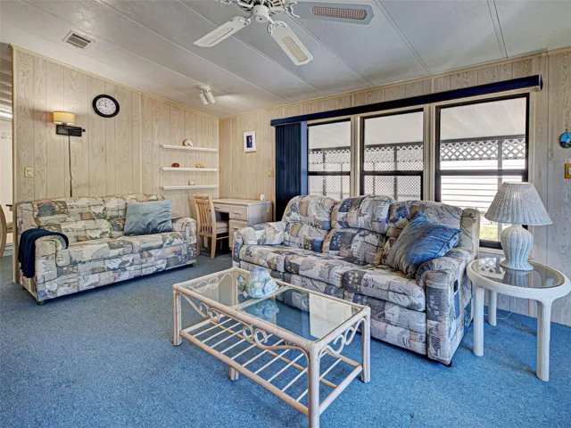 BRIGHT AND CHEERY FAMILY ROOM OR USE FOR THOSE EXTRA OVERNIGHT GUESTS.