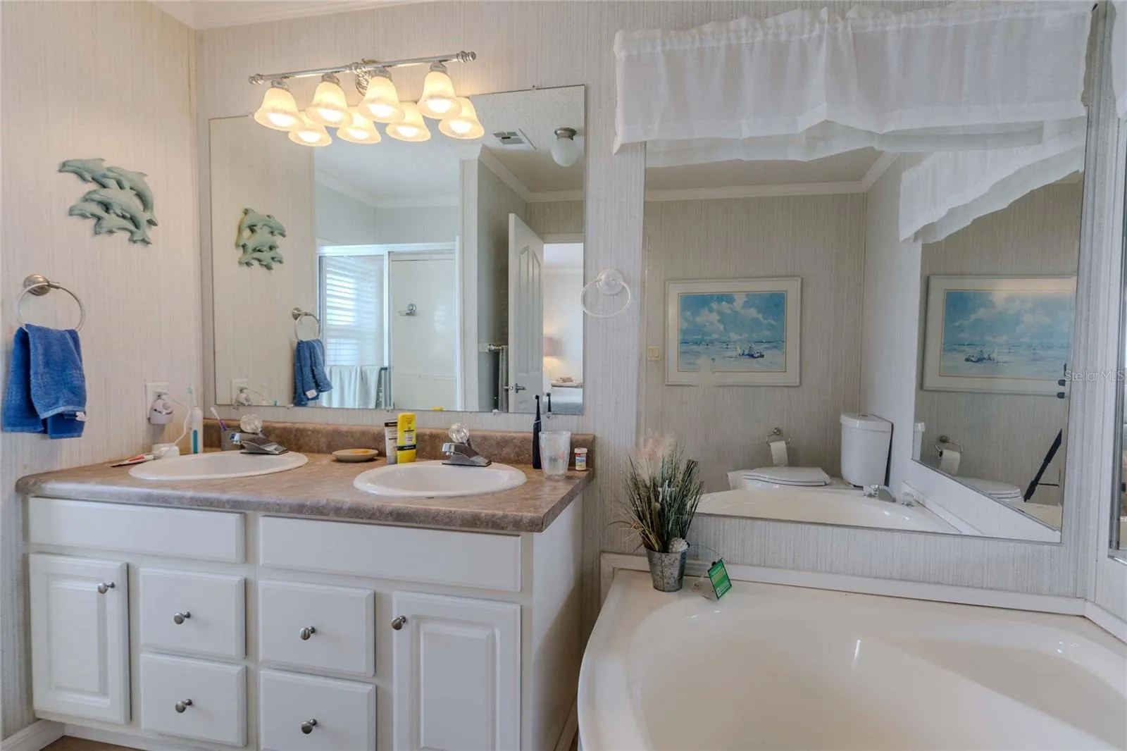 EN SUITE BATHROOM W TUB AND SEPARATE SHOWER