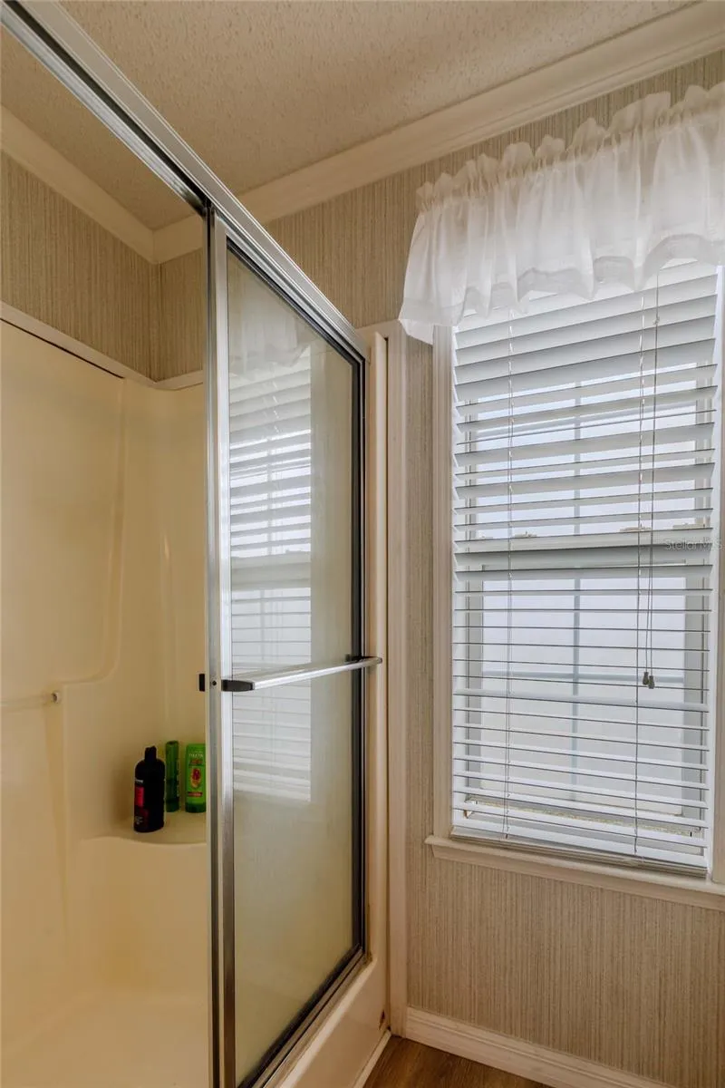 EN SUITE BATHROOM W TUB AND SEPARATE SHOWER